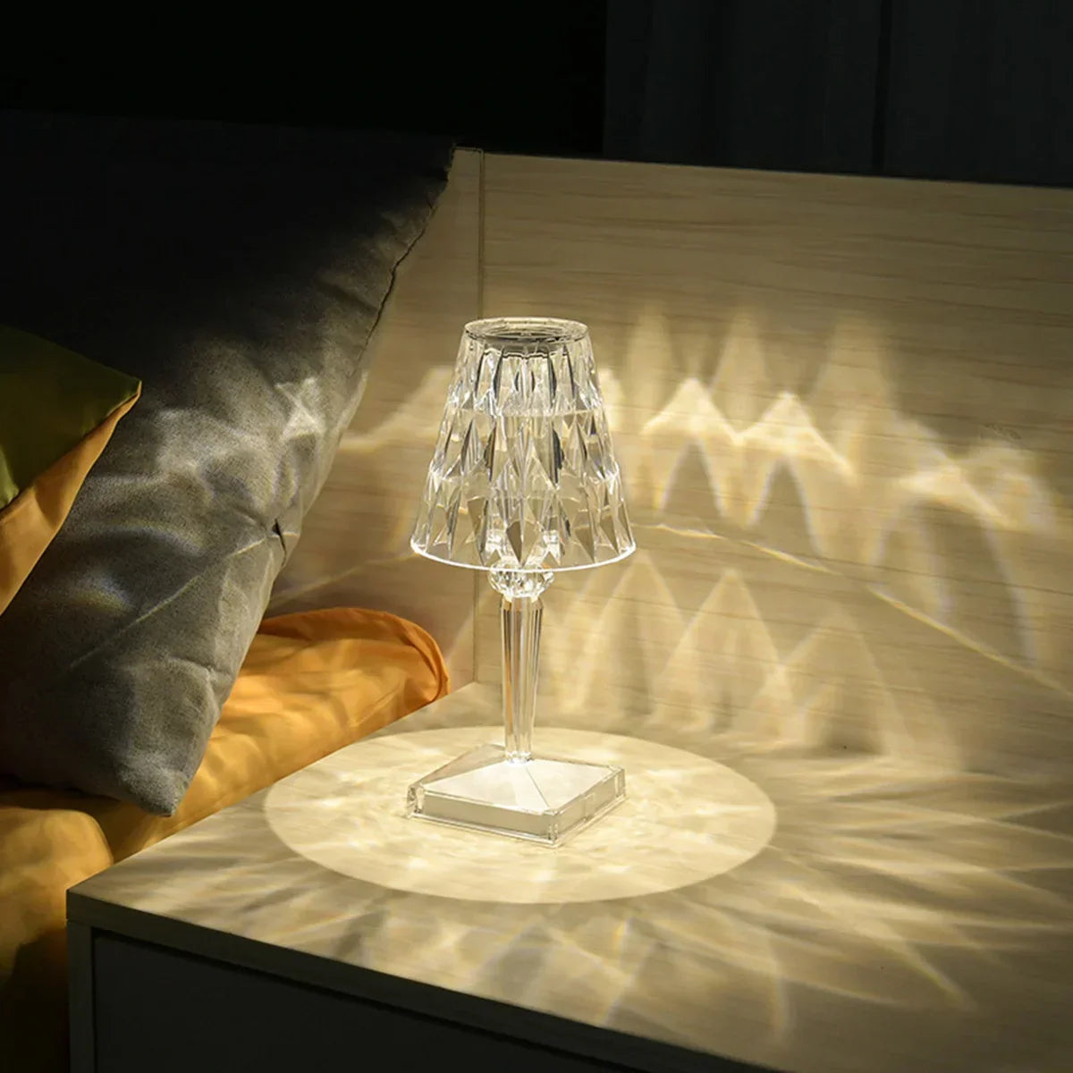 Lámpara de cristal LED recargable iluminando una habitación.